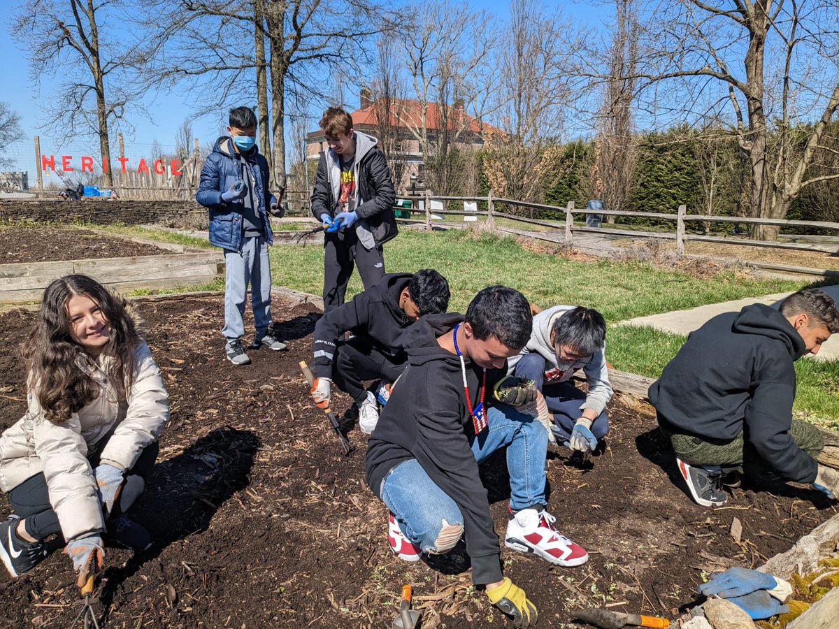 hagarabuella's tweet photo. Mr. Pinho & Mrs. Diaz’s students visited the Heritage Farm in Snug Harbor, Students discovered how a small-scale farm operates and how they can contribute to urban farming through composting food scraps. #PirateProud #ALLTHINGSSCIENCE https://t.co/cWBsNwxgVe
