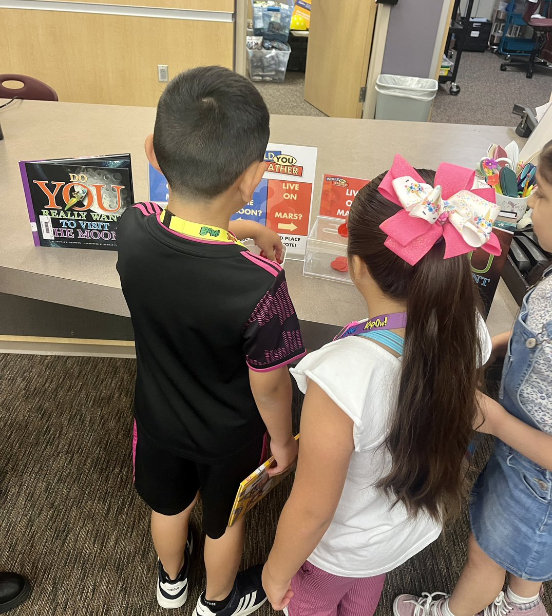 thegoodread's tweet image. Our next “would you rather” #passiveprogramming has been a great opportunity for students to learn about #mars #moon and @NASAArtemis ! Ss shocked to learn how essential #gravity is to life 🌱 #library #libraries #stem #stemed