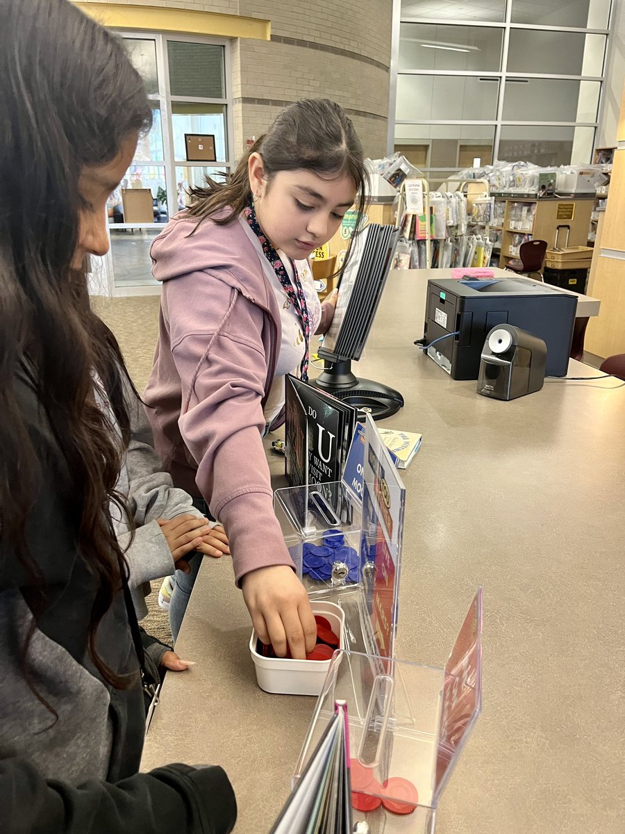 thegoodread's tweet image. Our next “would you rather” #passiveprogramming has been a great opportunity for students to learn about #mars #moon and @NASAArtemis ! Ss shocked to learn how essential #gravity is to life 🌱 #library #libraries #stem #stemed