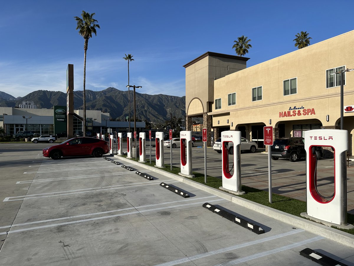 TeslaCharging's tweet photo. New Tesla Supercharger: Pasadena, CA (16 stalls) 
https://t.co/KywZAM0wRF https://t.co/O2ovdX2lc3