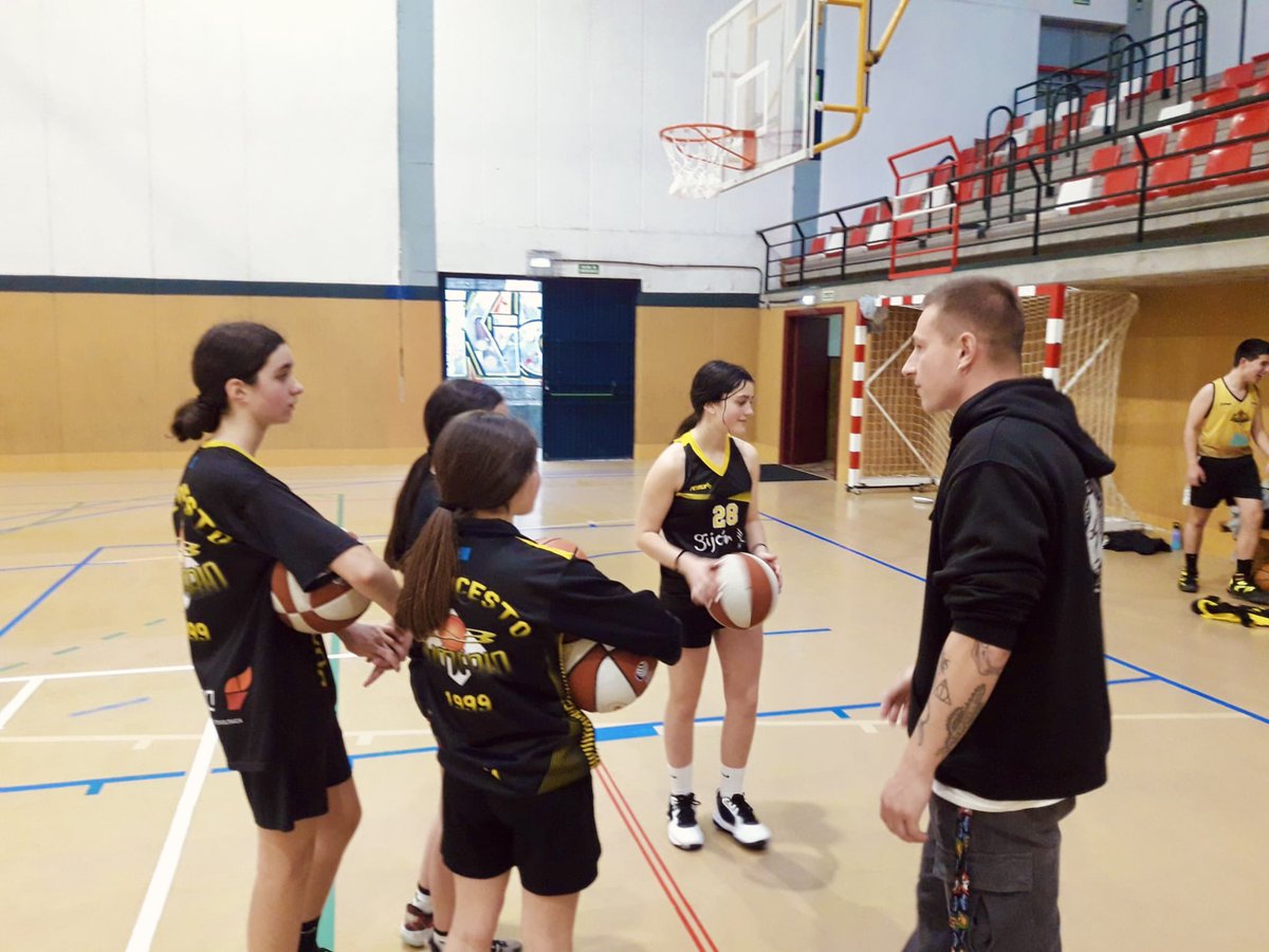 CirculoGijon's tweet photo. 🙌 ¡Continuamos con los entrenamientos de tecnificación de @cbPumarin!
👉 El pasado jueves, nuestros jugadores @_angelmoro y #FranSanchez han asistido a los entrenamientos de nuestra cantera!
🫶 ¡Nos volvemos a ver esta semana!
#somoscirculo #xuntos #vamoscirculo #cbpumarin https://t.co/We9aQU8IRV