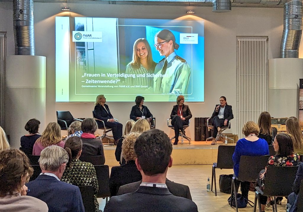 "Ich bin ein Kind der Quote". Ich wünsche mir so sehr, dass das keine Frau jemals mehr sagen muss! 
Auch mit Quote geht es um fachliche Qualifikation der Personen. Immer. 

Heute gehts bei <a href="/FidAReV/">FidAR</a> &amp; dem <a href="/CIHBw/">Cyber Innovation Hub der Bundeswehr</a> um "Frauen in der Verteidigung und Sicherheit".