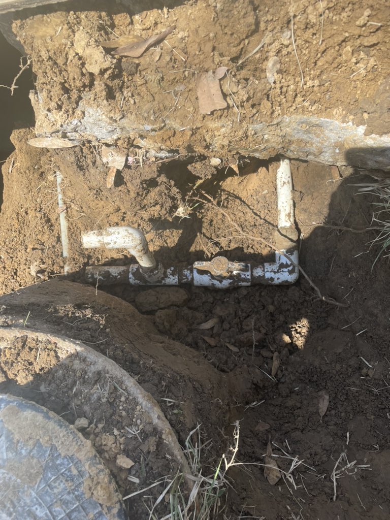 UncleHunter's tweet image. Awesome job @MEM_PublicWorks came to repair sewer cut the water line . Then just cut everything else for no reason. No water for 24hrs and they didn’t show up today. Phone 636-7125 disconnected. What a joke!!!!!
