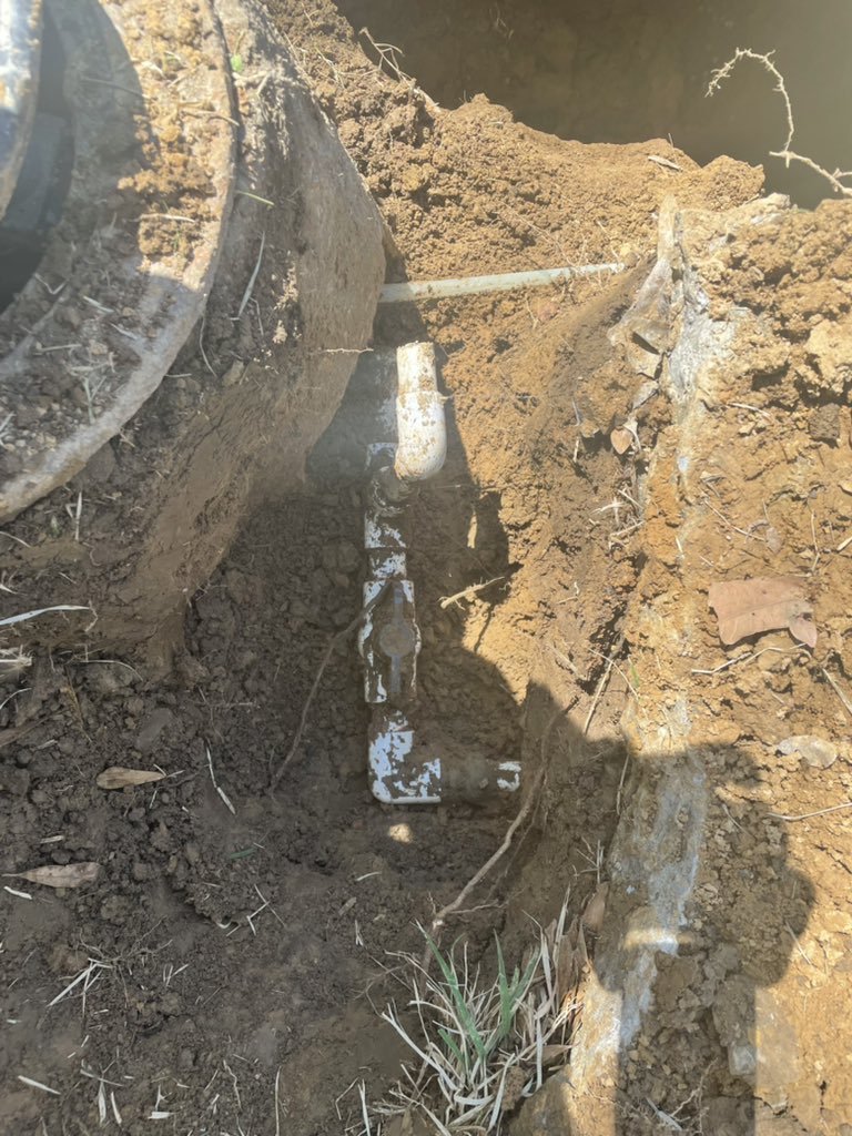 UncleHunter's tweet image. Awesome job @MEM_PublicWorks came to repair sewer cut the water line . Then just cut everything else for no reason. No water for 24hrs and they didn’t show up today. Phone 636-7125 disconnected. What a joke!!!!!
