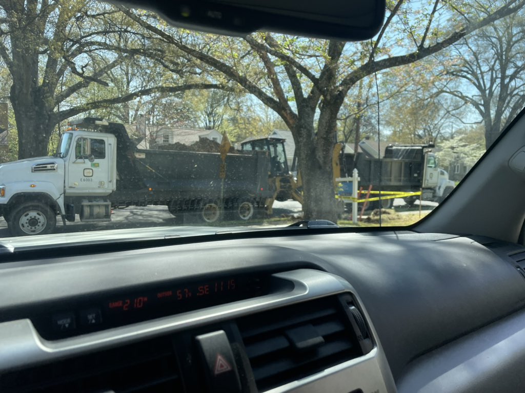 UncleHunter's tweet image. Awesome job @MEM_PublicWorks came to repair sewer cut the water line . Then just cut everything else for no reason. No water for 24hrs and they didn’t show up today. Phone 636-7125 disconnected. What a joke!!!!!