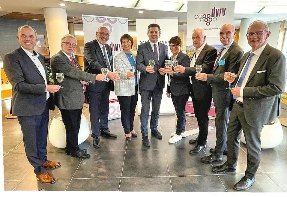 <a href="/schulzeeuropa/">Sven Schulze</a>, Christine Schneider MdEP und der <a href="/DWV_eV/">Deutscher Weinbauverband e.V. (DWV)</a> haben heute in #Brüssel zu einem #Weinbaupolitischen Gespräch geladen. Die "Verordnung zur nachhaltigen Verwendung von #Pflanzenschutzmitteln" und die "Verordnung zur Wiederherstellung der Natur" waren die zentralen Themen.