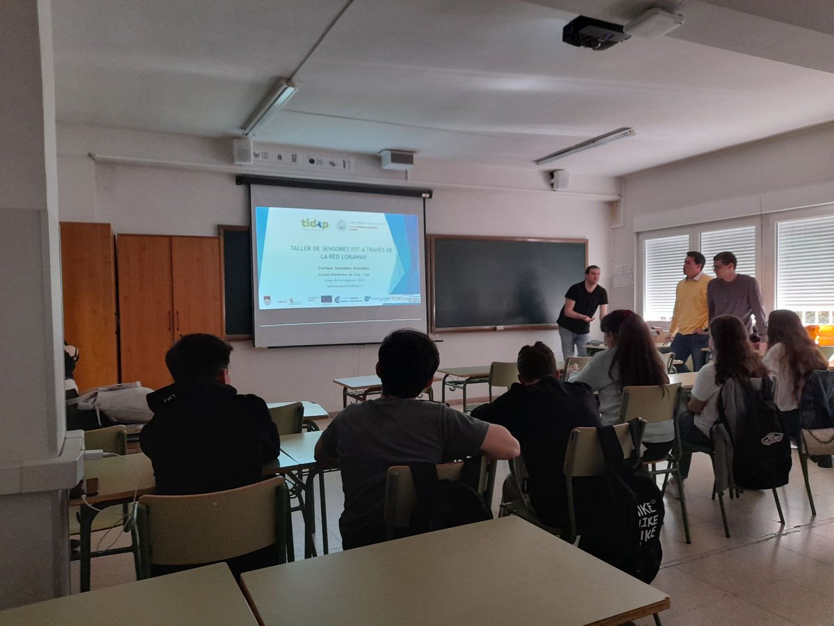 Hoy hemos ido a <a href="/IESVascoZarza/">IES Vasco Zarza</a> con <a href="/Agro_Nexus/">Nexus</a> y <a href="/grupotidop/">Grupo de investigación TIDOP</a> con un taller IoT dentro del Plan TCUE 2021-2023
<a href="/FabLabUSAL/">FABLAB USAL</a> <a href="/fgusal/">Fundación USAL</a> #EstudiaenAvila #InvestigaenAvila