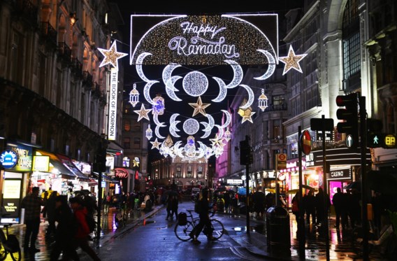 destandaard's tweet photo. Pascal Smet: ‘Als we in Brussel kerstverlichting kunnen hangen, dan ook ramadamverlichting’ https://t.co/x6HbuGR2X1 https://t.co/A1gbSrQqgU