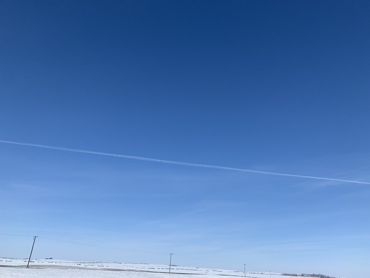 jpghoosier's tweet photo. They can fuck off with these chem trails already!!!   Who is in charge of this?? https://t.co/cVuvnqhX8q