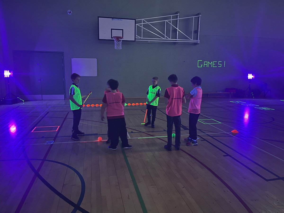 _TMCPE's tweet photo. TMC Y7 sports leaders spent the afternoon hosting Get Glowing to an excited group of future TMC students. They all did an excellent job and had lots of fun throughout!πΈππ #GetGlowing @WansbeckPrimary @ThanetPrimary @MountbattenPrim @LonghillPrimary @strichardsrc https://t.co/yIuUXChzC7
