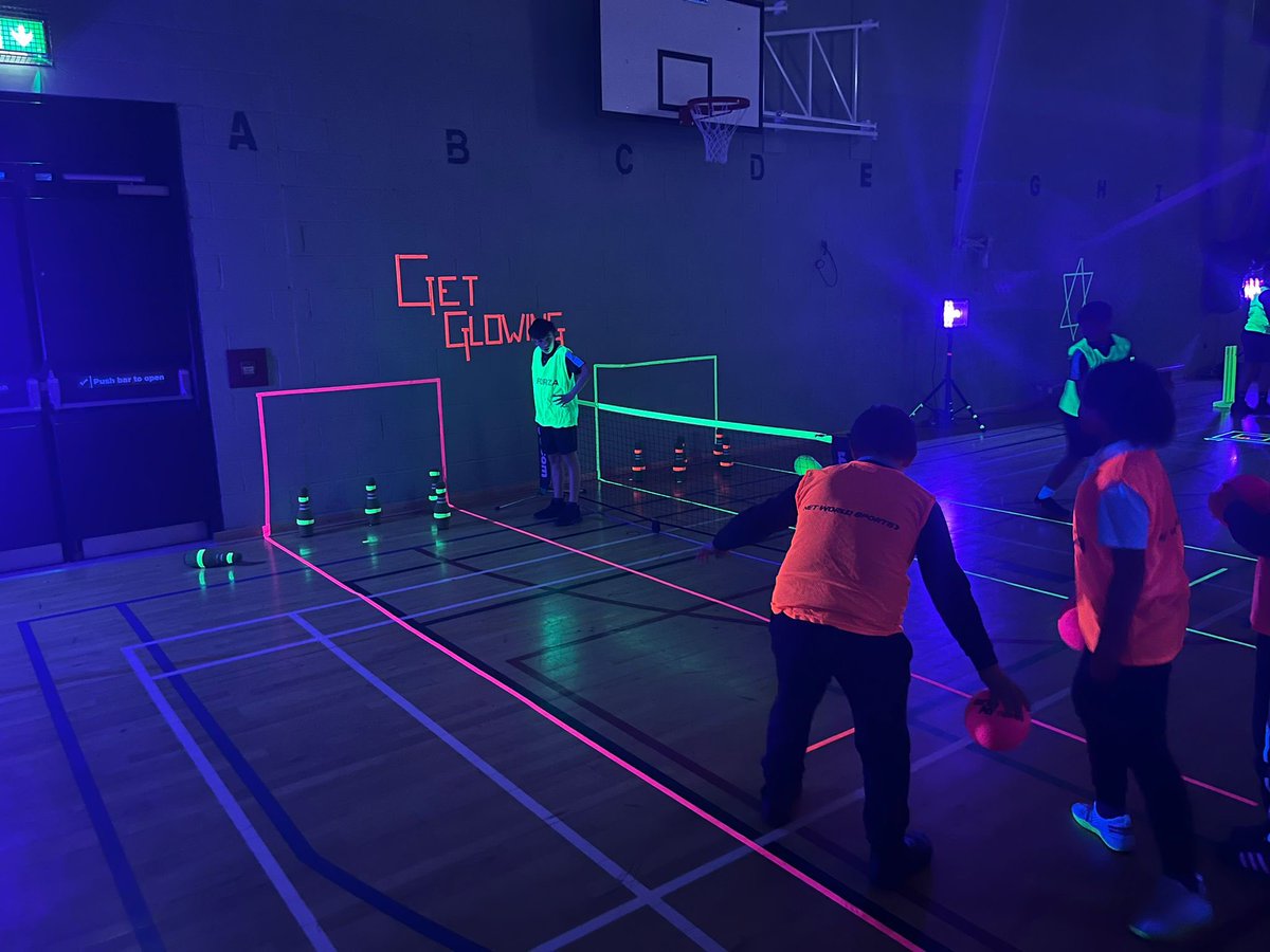 _TMCPE's tweet photo. TMC Y7 sports leaders spent the afternoon hosting Get Glowing to an excited group of future TMC students. They all did an excellent job and had lots of fun throughout!πΈππ #GetGlowing @WansbeckPrimary @ThanetPrimary @MountbattenPrim @LonghillPrimary @strichardsrc https://t.co/yIuUXChzC7