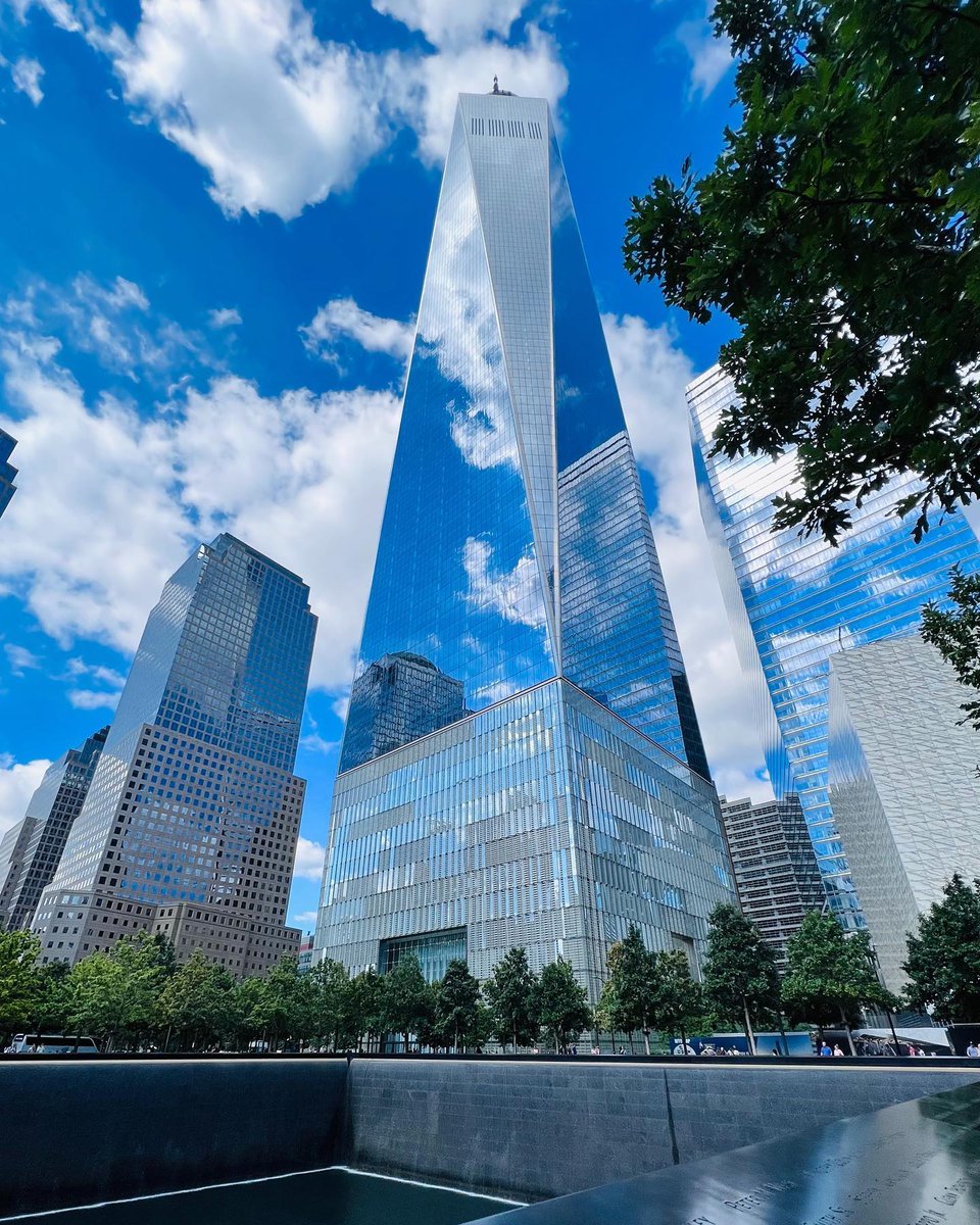 One World Trade Center is a symbol of hope, strength, and the unbreakable spirit of New York🏙 📸 by polly.cl