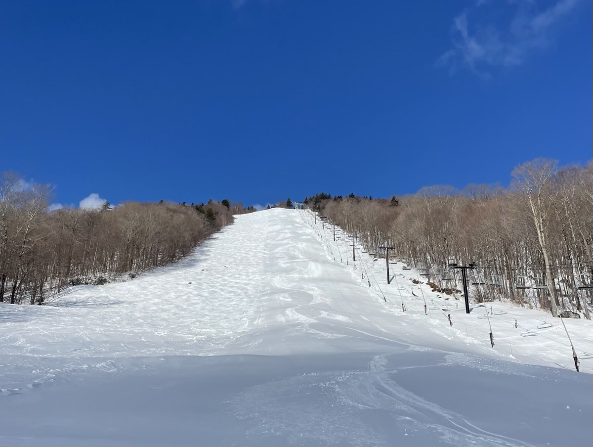 KillingtonMtn's tweet image. The Bear Mountain Mogul Challenge is happening this Saturday, April 1st, rain or shine. Although Outer Limits is currently groomed, the classic mogul venue won&apos;t look this way for too long. 

Learn more here: bit.ly/3Hst4ZJ

#Beast365 #Killington #BMMC