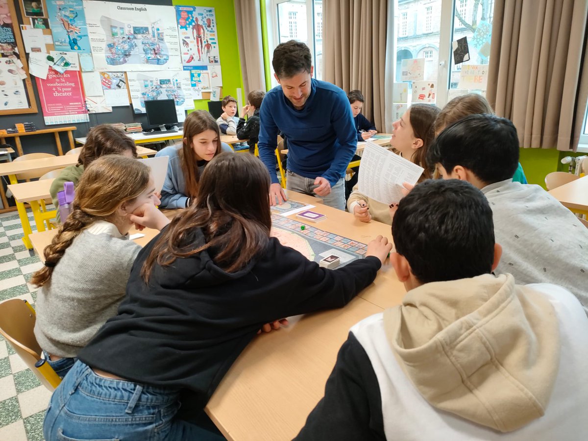 BAPitzemburg's tweet image. De leerlingen van het 1ste jaar Latijn keerden tijdens het alternatieve lesprogramma vandaag 2.000 jaar terug in de tijd. De dag startte met het spelen van thematische gezelschapspellen. Daarna kwam Quintus, een Romeinse legioensoldaat op bezoek. 
@GO_onderwijs #helemaalGO