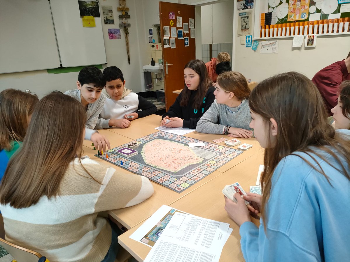 BAPitzemburg's tweet image. De leerlingen van het 1ste jaar Latijn keerden tijdens het alternatieve lesprogramma vandaag 2.000 jaar terug in de tijd. De dag startte met het spelen van thematische gezelschapspellen. Daarna kwam Quintus, een Romeinse legioensoldaat op bezoek. 
@GO_onderwijs #helemaalGO