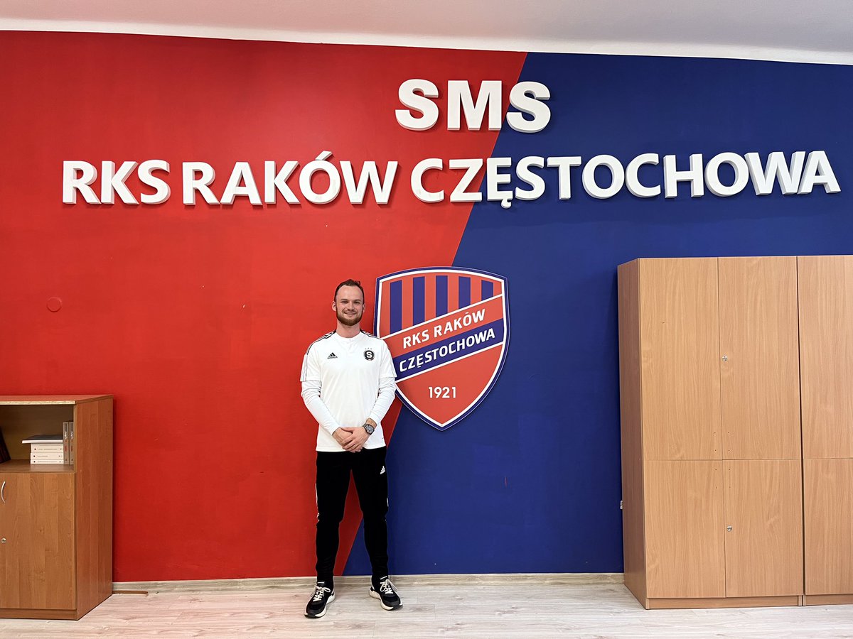 AdamNovotny14's tweet photo. Zatím největší zjištění ze stáže v 🇵🇱? Že i z naprostého minima se dá vyrůst na úroveň, kterou v Česku může většina klubů závidět. 
A přístup k mládeži a datové analytice? Sen! https://t.co/tqJCjvKveT
