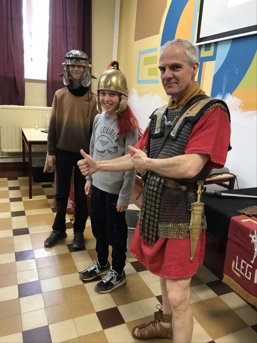 BAPitzemburg's tweet image. De leerlingen van het 1ste jaar Latijn keerden tijdens het alternatieve lesprogramma vandaag 2.000 jaar terug in de tijd. De dag startte met het spelen van thematische gezelschapspellen. Daarna kwam Quintus, een Romeinse legioensoldaat op bezoek. 
@GO_onderwijs #helemaalGO