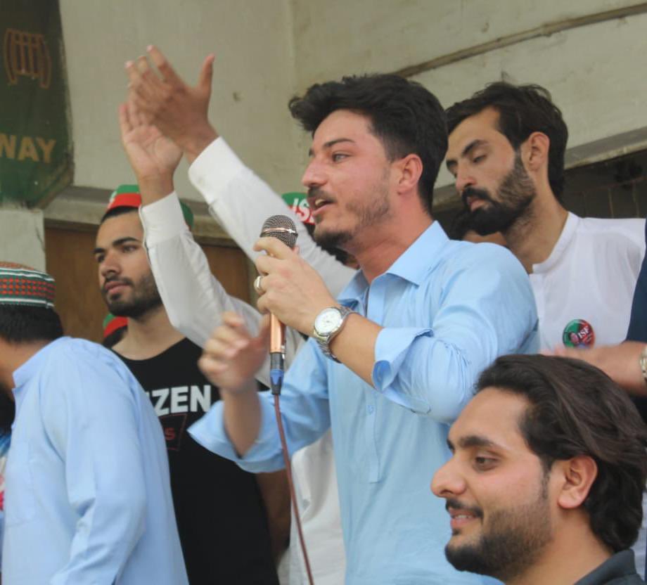 Amjad_ISF's tweet photo. Zainul Hassan an IR student from numl university an ISF member. He was arrested from Islamabad during IK’s appearance in JC. He is badly tortured. His thumb is fractured. He is out now and is saying that I will fight with more passion now. U v lost this battle. Try smthing else https://t.co/IMWUwctWxn