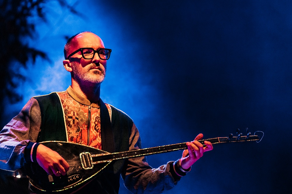 "Deze plaat werd niet enkel een muzikale ontdekkingstocht, maar het was ook een zoektocht naar mijn eigen muzikale identiteit". (sv) vroeg <a href="/merdantaplak/">Merdan Taplak</a> de exotische kleren van het lijf  damusic.be/interview/merd…