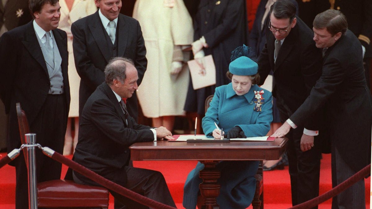 Canadian_Crown's tweet photo. Today in 1982 the British Parliament passed the Canada Act & Queen Elizabeth II, as Queen of the UK, gave Royal Assent - granting Canada full-independence from the UK. A month later, as Queen of Canada, she proclaimed the patriated Constitution in Ottawa. 📜🇨🇦
#cdnpoli #cdnhist https://t.co/Q6ZFnXevdP