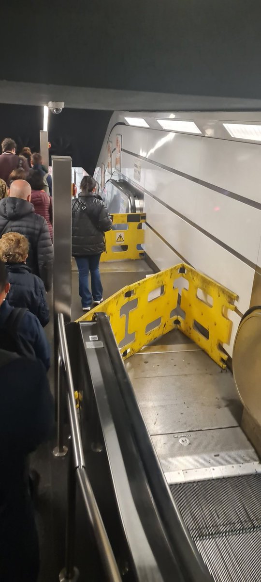 LFormaDeiColori's tweet photo. Ma come è possibile che la metro di Roma Termini abbia tutte le scale mobili rotte? Senza contare #sporcizia e #disagio @InfoAtac #atacroma https://t.co/n0FgBHW25d