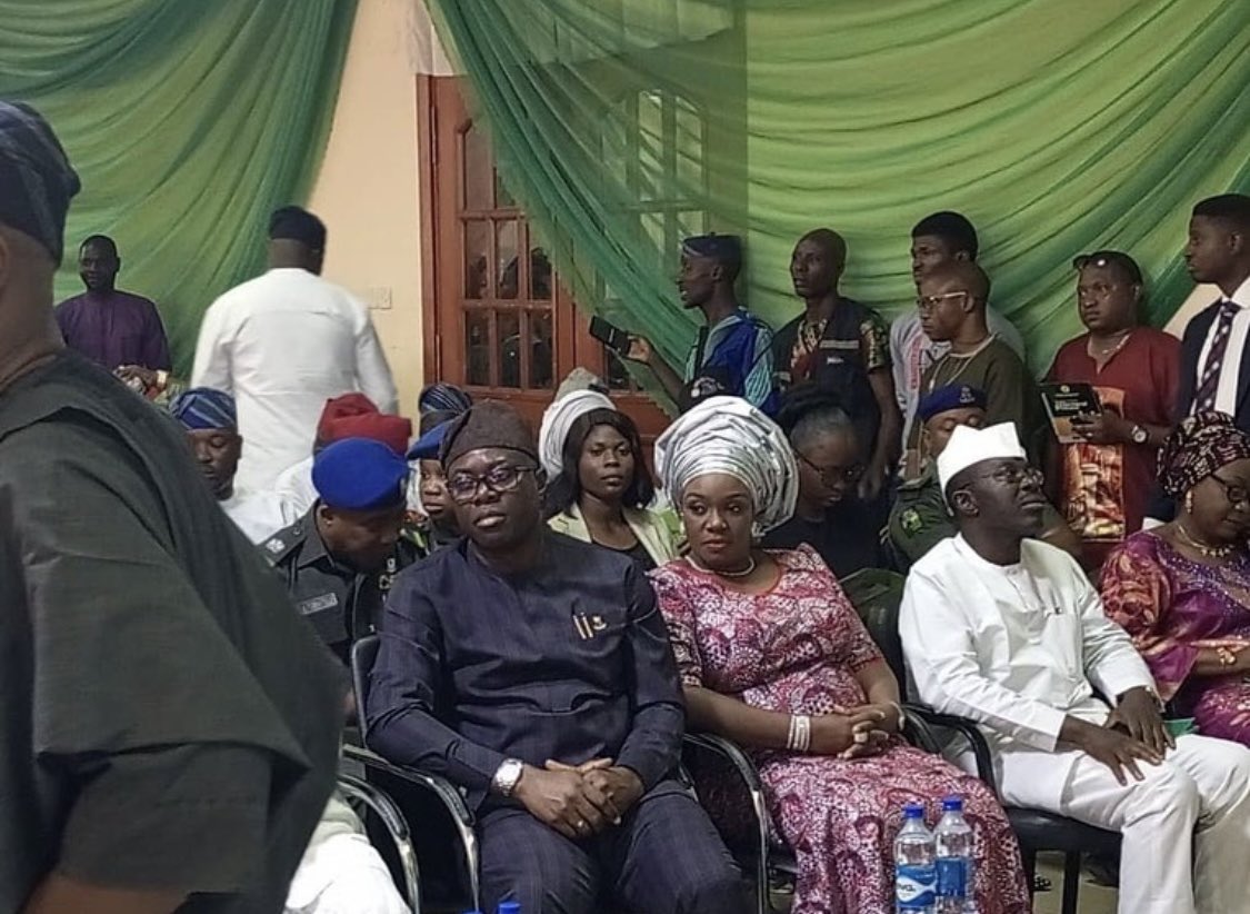 SplashFM1055's tweet photo. HAPPENING NOW: INEC Oyo state presents Certificate of Return to Governor Elect, Deputy Governor Elect and 32 lawmakers elect
#splashinfo
#oyostate
#splashfm105 https://t.co/xDE6sKXKez