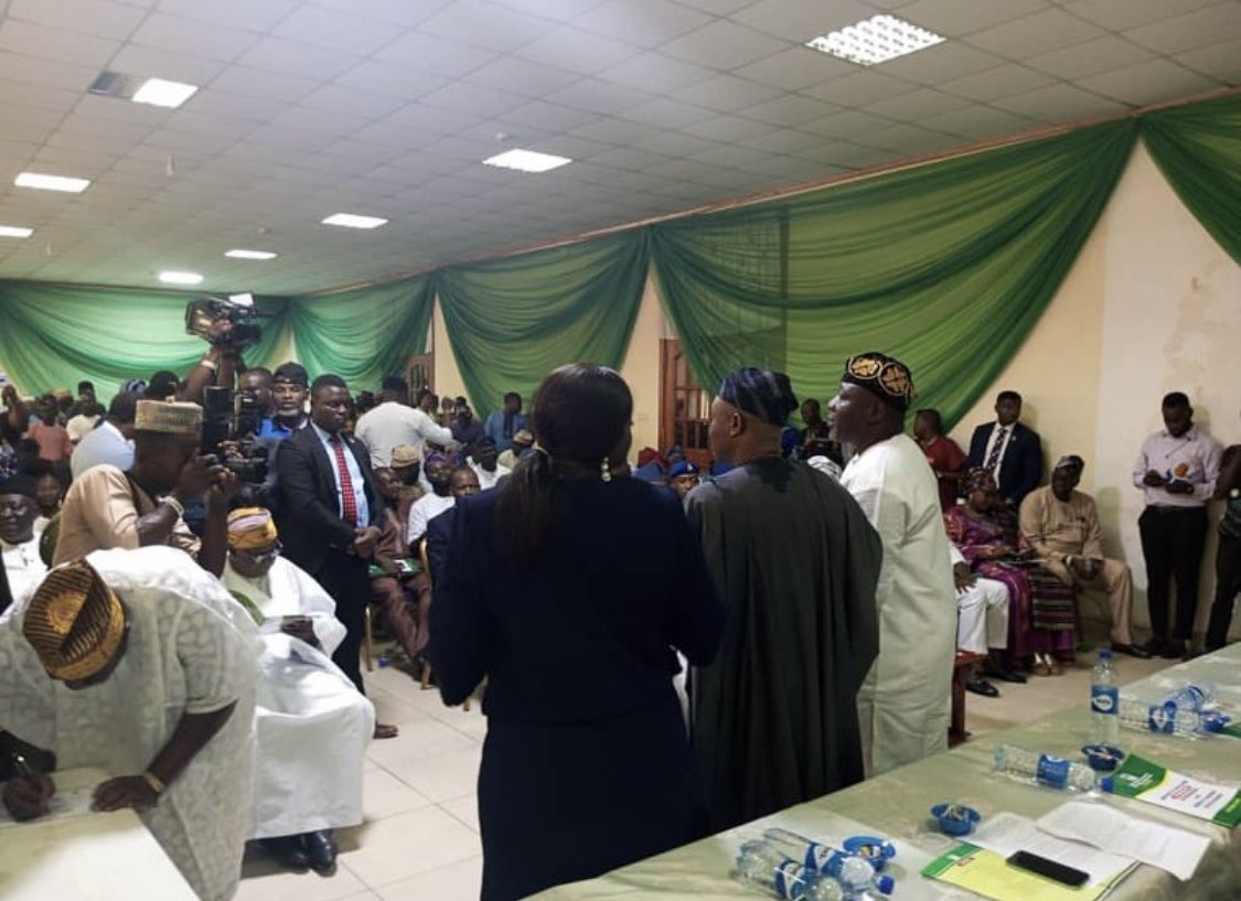 SplashFM1055's tweet photo. HAPPENING NOW: INEC Oyo state presents Certificate of Return to Governor Elect, Deputy Governor Elect and 32 lawmakers elect
#splashinfo
#oyostate
#splashfm105 https://t.co/xDE6sKXKez