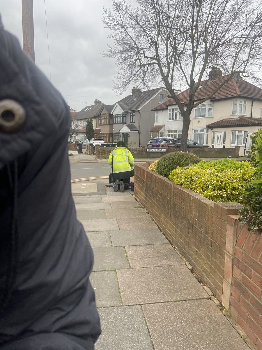 Jamesclass37's tweet photo. @BTSopenreach  while I appreciate your engineers are busy people, are they really busy enough to breach the Health and Safety at Work Act 1974?

No safety barrier around the open manhole cover.
Unity Road, Enfield at 14:22 today. https://t.co/Z2QpaIlh8a