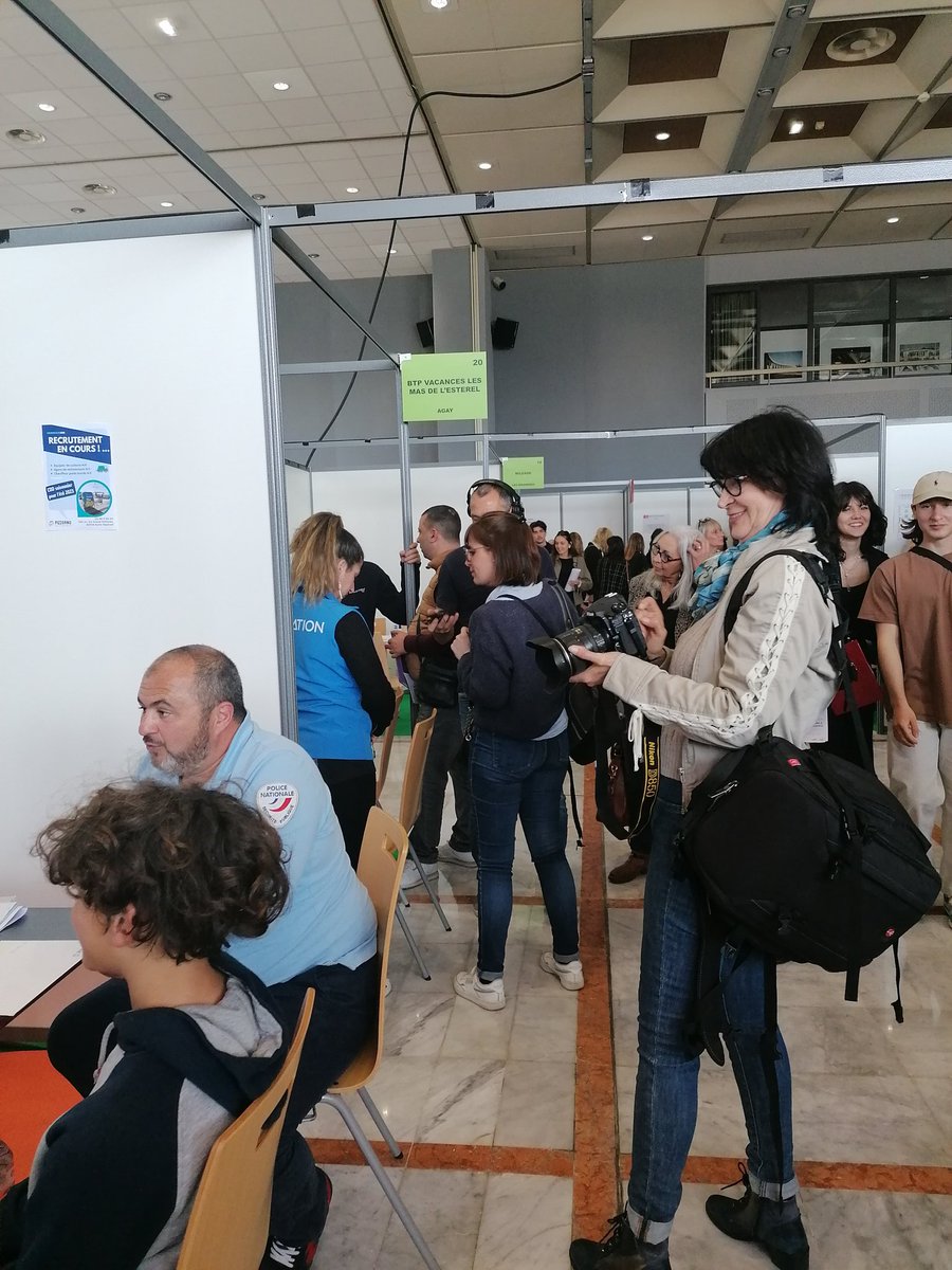 Au sein du forum de l'emploi saisonnier, les agences @poleemploi_VAR #StRaphael &amp; #Fréjus organisent 1 prise en charge adaptée pour nos demandeurs d'emploi #Ukrainiens 🤗avec la participation des associations locales qui traduisent &amp; valorisent les profils auprès des #recruteurs