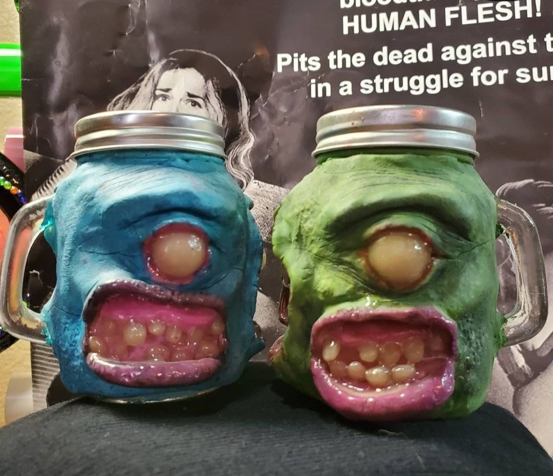 HarleySin23's tweet photo. I love this set of Salt & Pepper shakers from @LivingVegas
#creepyart #horrordecor #spookykitchen https://t.co/lToB4dtPSJ