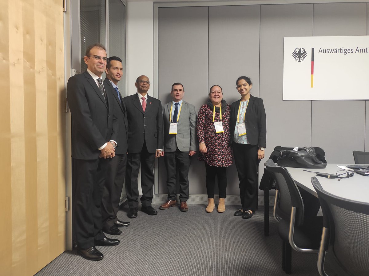 EmbaCuba_RFA's tweet photo. Delegación de @EnergiaMinasCub sostiene amistoso encuentro con el Dr. Ajay Mathur, Director General de la Alianza Solar Internacional, en el marco del Diálogo sobre Transición Energética de Berlín. Abordaron temas relacionados con proyectos de energía renovable para nuestro país https://t.co/V6kq2G1o10