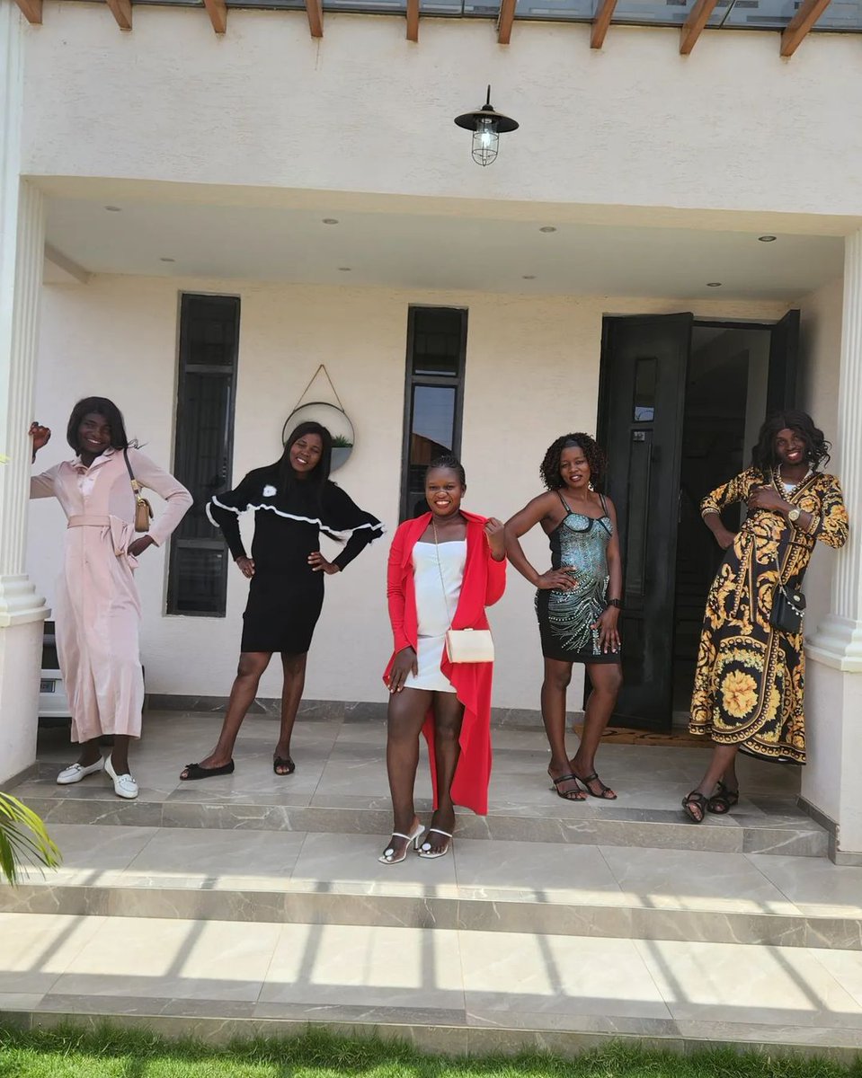 Diana_Bahati's tweet photo. Real House Managers of #TheBahatis 🤣🤣🤣🤣

Wamedai Form ni Kuoga na Kurudi Soko #NARUDISOKO.

TAG YOUR FAVOURITE MANAGER 😍 @irenenekesa31 @josephinekinuche @justusobiero1 #Jane #Vaite

👇👇👇👇
https://t.co/ysV4kJB2QE https://t.co/RlwNp4MiFW