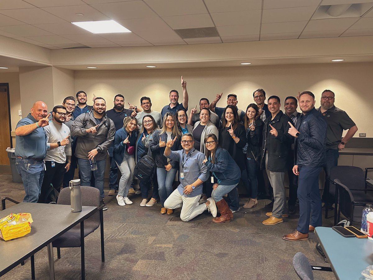 Albertoattemp's tweet photo. The Business Fiber Team and all of the Team Montez coming together to WIN!!!! https://t.co/HqgSfLOrV7
