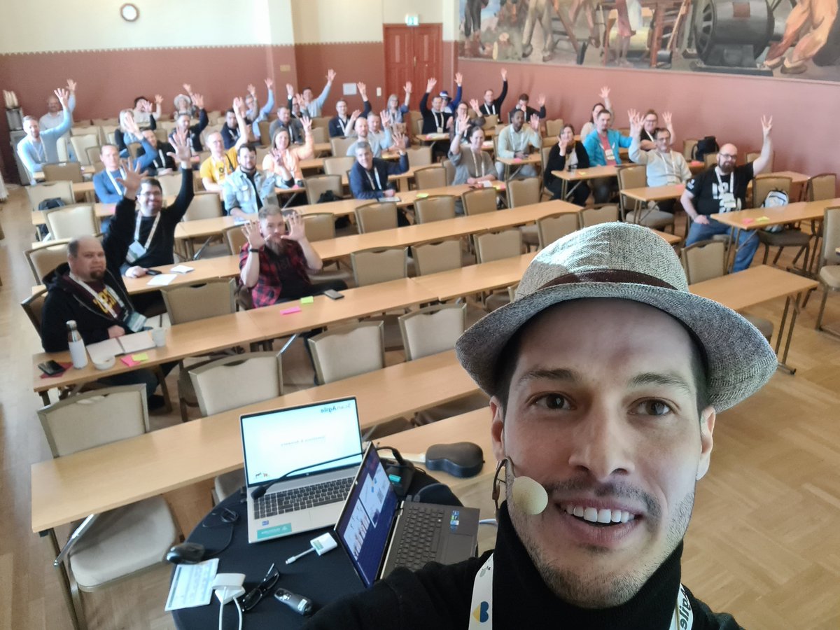 ROTI-selfie at @scanagile Return On Time Invested. The participants invested 45 mins of their time in my session. (1 = worst, 5 = best) 'The 10 Vicious Circles at Work: Detecting & Breaking Them Up'. 🙏🏻 Thanks to all participants and organizers! #scanagile23 #agile