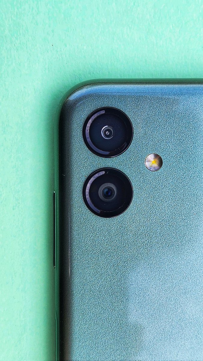 CAPriyankaTank's tweet photo. Camera is what I am to be hoenstly saying most exicted about 🤩

It has a dual camera set up 50MP + 2MP Rear Camera and 13MP Front Camera.

Rear 50MP camera has f/1.8 aperture which helps take bright photographs and good low light photography. 

AMAZING RIGHT UNDER THIS BUDGET! https://t.co/RU4biwuS0v