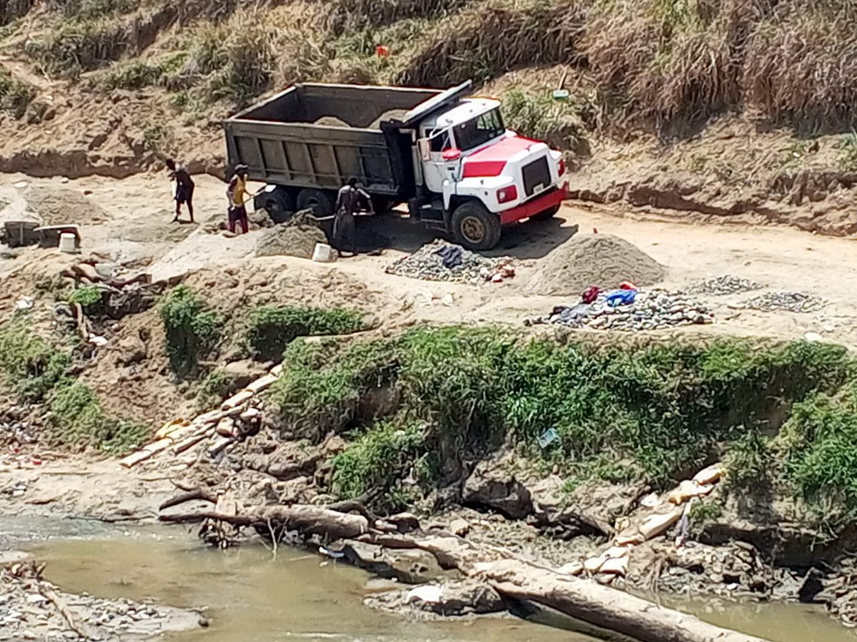Dewlym's tweet photo. Río masacre del lado haitiano , extracción de materiales , de seguir así en unos años este río será solo un recuerdo @ambienterd  @Dannypg3  @DrEdwinEspinal https://t.co/BkdlzlK9jz