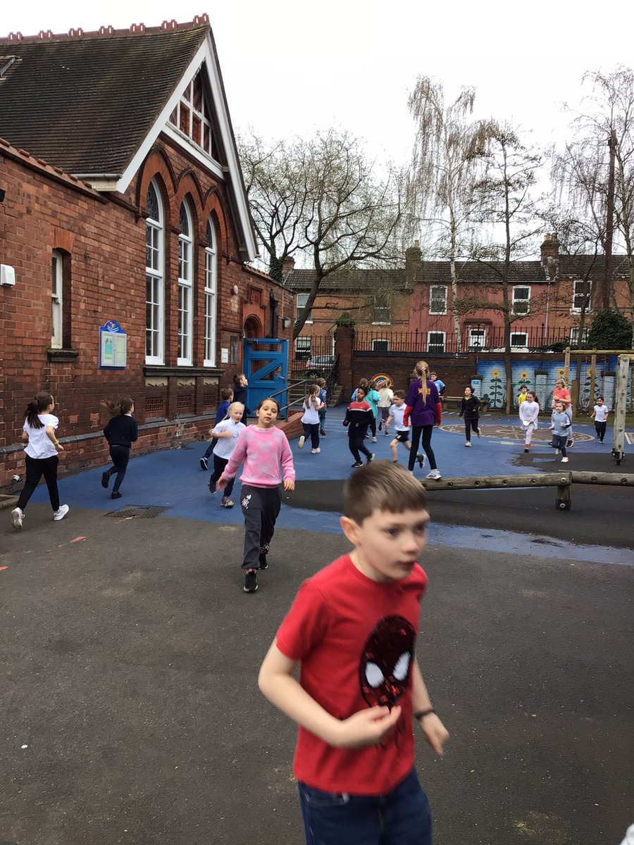 ClaphamTerrace1's tweet photo. Year 4 loved the Marathon Kids challenge this morning. #sport #persistence #fun https://t.co/OWgG4MnDLm