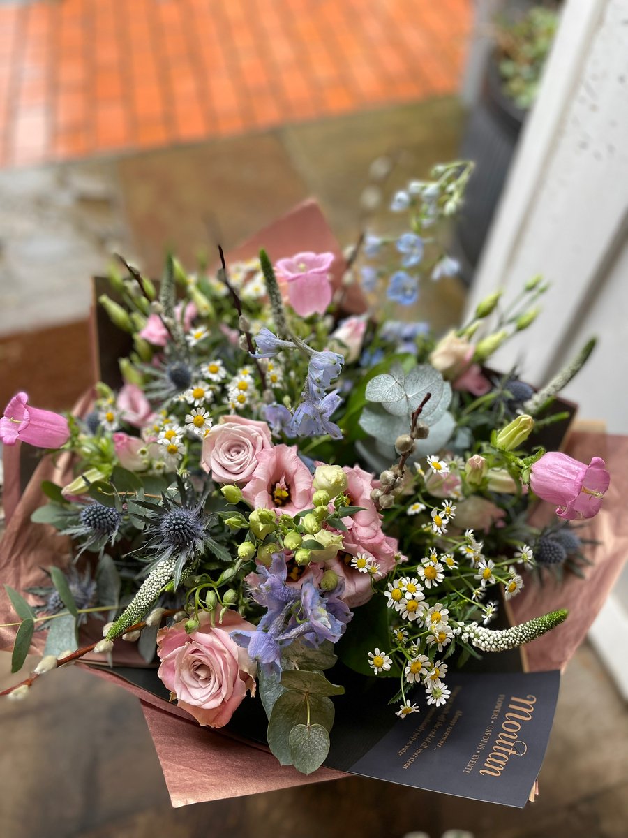 MoutanFlowers's tweet image. Beautiful blush tones and fabulous textures! What a stunner from our Farnham florist!

#floristandflowers #underthefloralspell #blushpink #beautifulbouquets #farnhamflorist #farnham #odiham #harteywintney