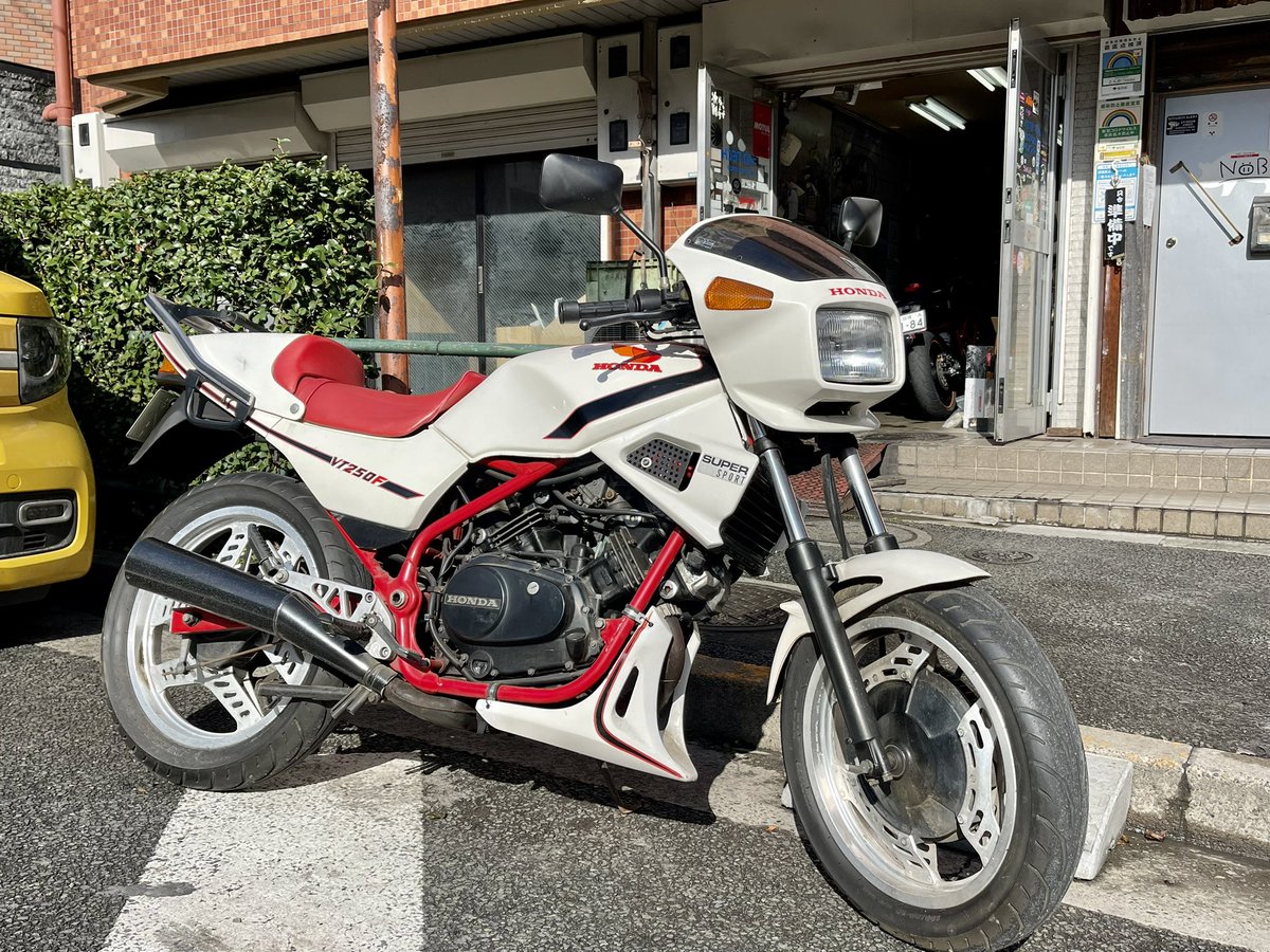 EightyQuarter's tweet photo. VT250FC
フルメンテナンスで主治医バイク工房に入院です。

# VT250FC #vt250fc #vt250 https://t.co/RVCJN9sUC4