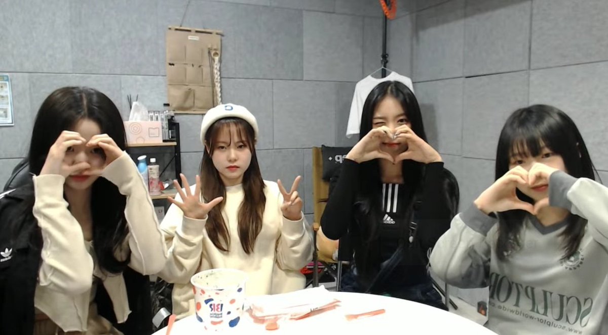 Syng_verse's tweet photo. Thank you for the live today ๐ซถ
I enjoyed it โค๐ฅฐ
#Artbeat #Seyoung #Yubin #Yoojin #Sunyoung https://t.co/x5dHG4BUxH
