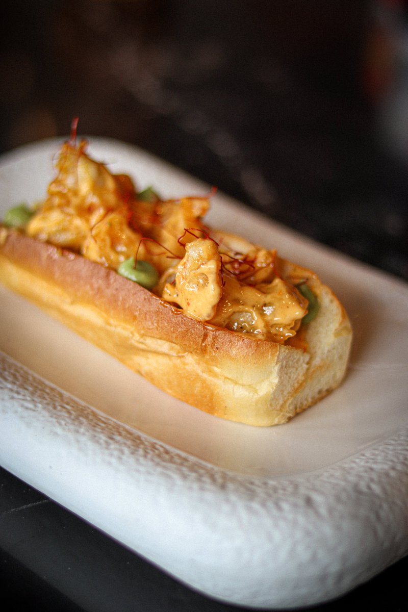 moemiataberna's tweet photo. Este lobster roll de cigala lleva en nuestra carta desde el principio. ¿Por qué será? ;)

📍 Avda. de los Andes, 8RESERVAS 
➡ LINK EN BIO
·
·
·
#somosMoemios #Moemia #tabernaviajera #taberneros #deaquiydealla #muymoemios #goodvibes #viaje #lobster #cigala https://t.co/jc67JaWYwp