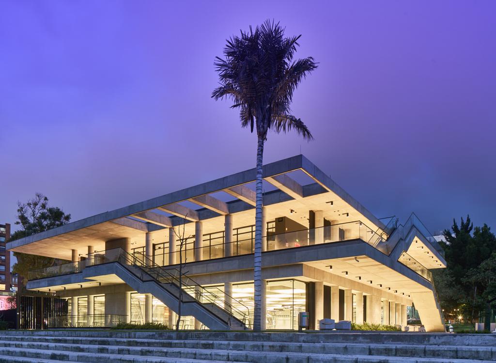 FelipeGPacheco's tweet photo. El Coliseo Cubierto del Gimnasio Moderno es un edificio-campus tamiz de concreto, que como filtro arquitectónico conecta las condiciones del lugar: La geográfica, la urbana y la patrimonial. El edificio es el primero de una serie de seis proyectos de borde con el mismo partido. https://t.co/mQcPQQAIEj