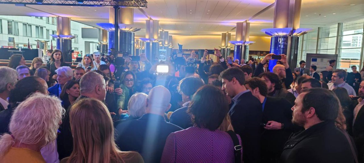 ClaraPonsati's tweet photo. A punt d'entrar al Ple, eurodiputats de diversos països m'acompanyen per denunciar la violació de la meva immunitat. Gràcies. 
As I arrive to the plenary, MEPs walk with me to denounce the violation of my immunity. Thank you all. https://t.co/V8XliBK6OX