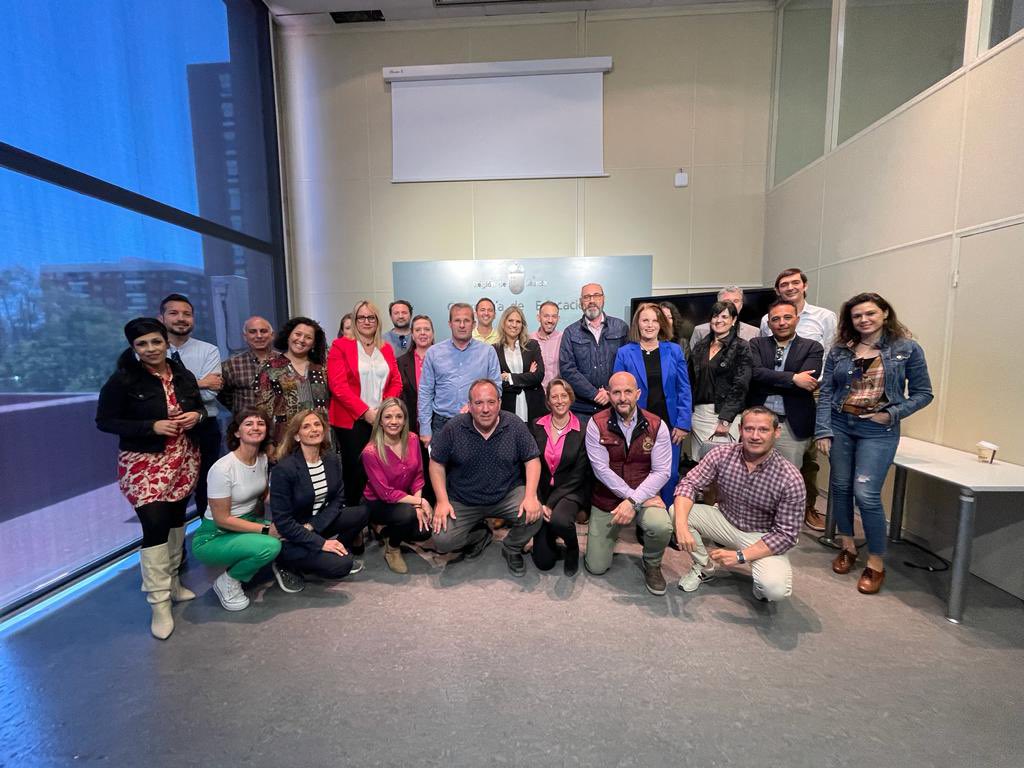 direcmur's tweet photo. Hoy compañeros/as de nuestra asociación le han trasladado propuestas a la Directora de Recursos Humanos, Planificación Educativa y Evaluación, @mcbalsas. para favorecer el trabajo de los equipos directivos. Le damos las gracias por atendernos y escucharnos de manera activa. https://t.co/zijqPI1Pks