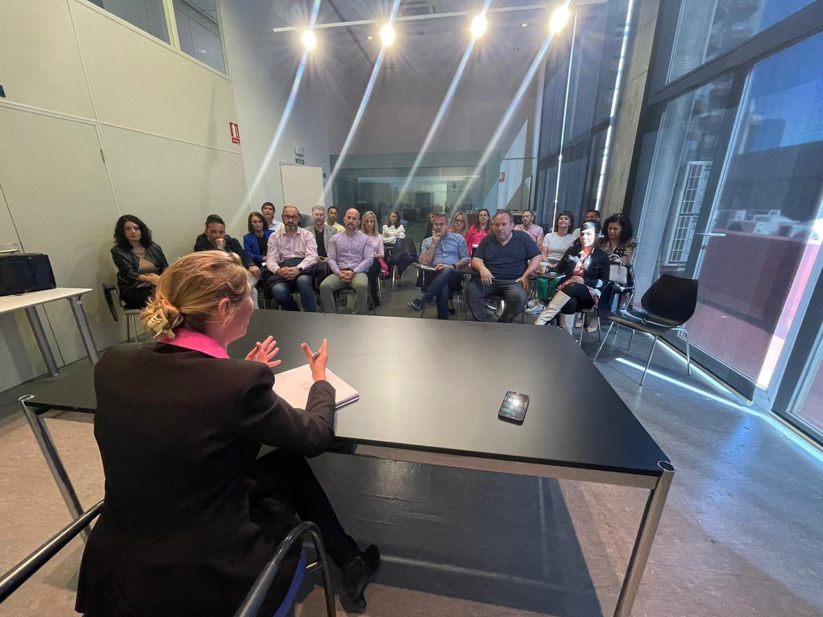 Hoy compañeros/as de nuestra asociación le han trasladado propuestas a la Directora de Recursos Humanos, Planificación Educativa y Evaluación, <a href="/mcbalsas/">Mari Carmen Balsas Ramón</a>. para favorecer el trabajo de los equipos directivos. Le damos las gracias por atendernos y escucharnos de manera activa.
