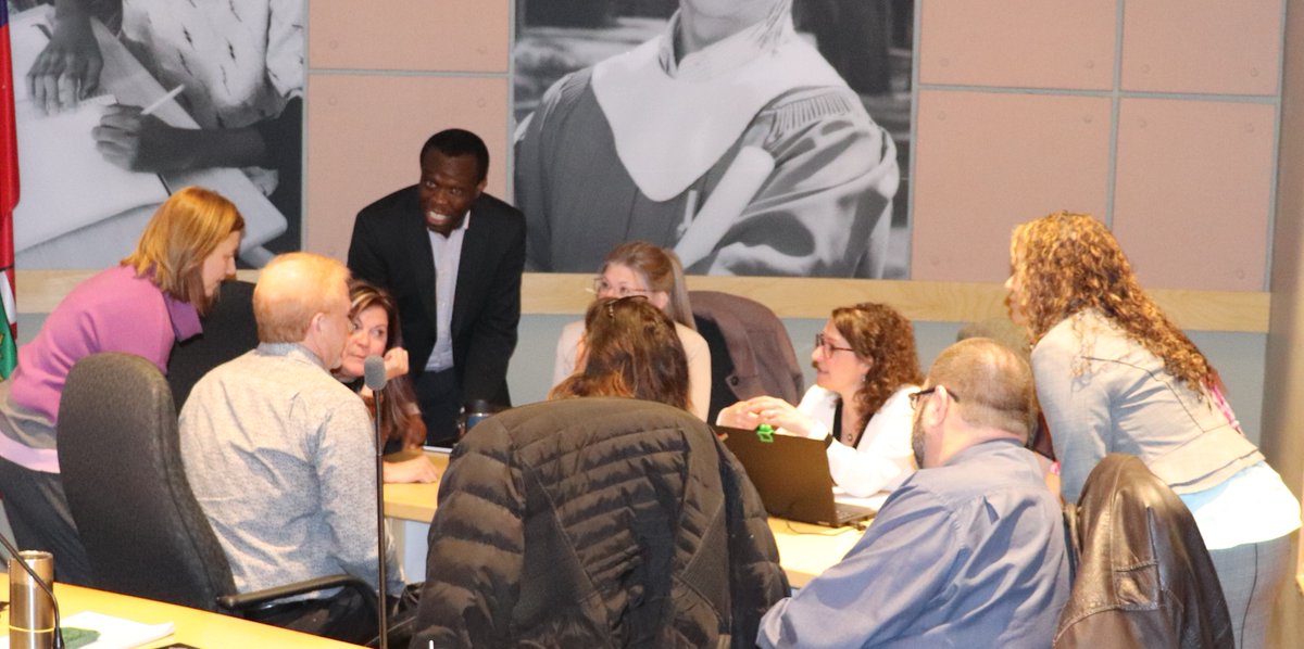 Mélanie Lalonde (travailleuse sociale) et Valérie Larivière (Lead en santé mentale et bien-être) du Service de bien-être et inclusion au CSC Nouvelon animent une activité engageante afin de revoir l’importance des stratégies d’autosoins et de bien-être. #NouvelonEnAction