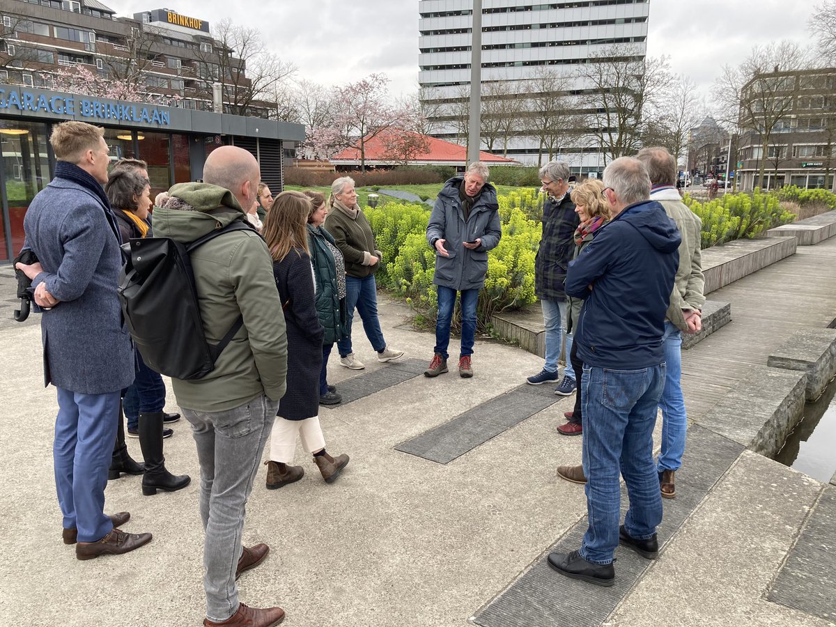 wolbert_meijer's tweet photo. Met gemeenten, @ValleienVeluwe, @Vitens in @gem_apeldoorn bekeken hoe de #beek teruggebracht is in het centrum. Met als mooie resultaten: meer groen, nieuwe winkels en zelfs de #beekprik zwemt in de beek.
#klimaatadaptatie #IJsselvallei #swov #water https://t.co/QFqWLWbaCn