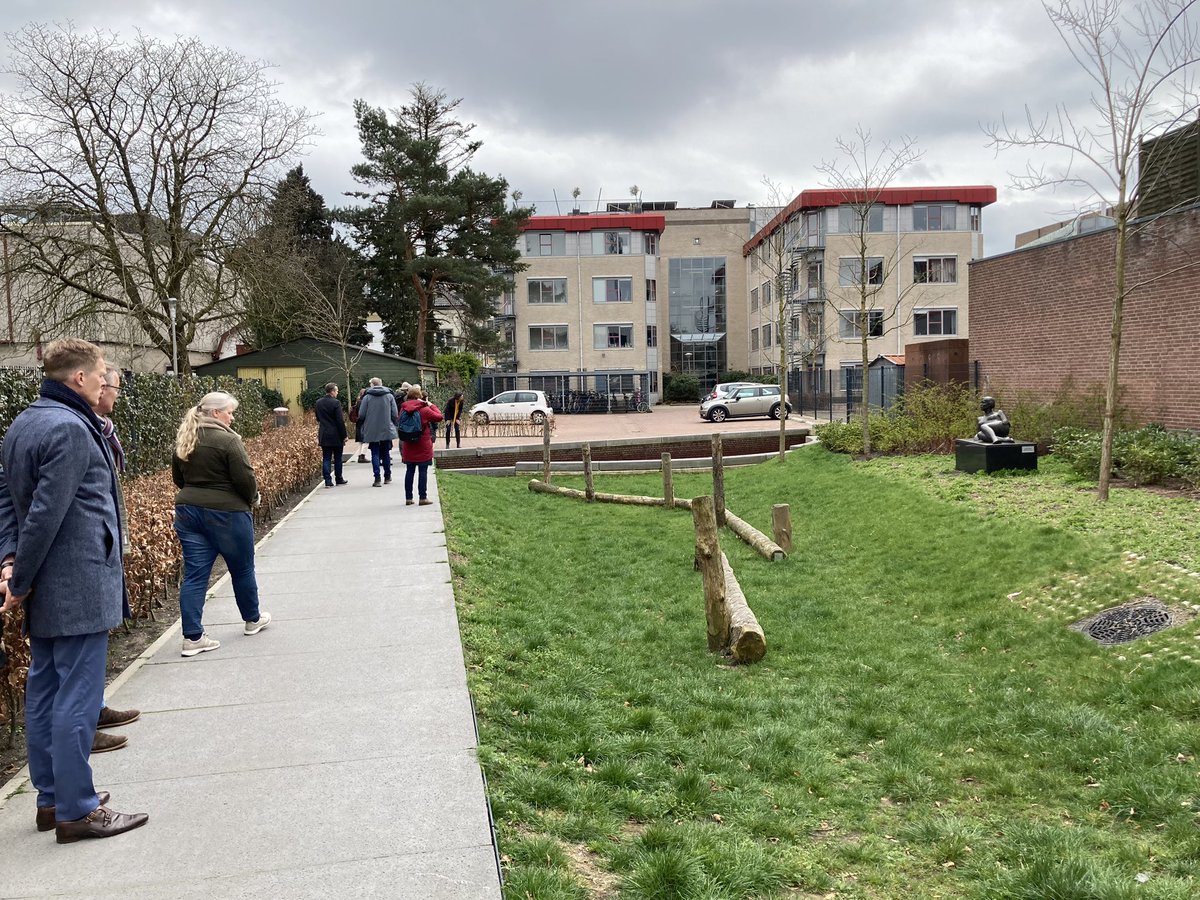 wolbert_meijer's tweet photo. Met gemeenten, @ValleienVeluwe, @Vitens in @gem_apeldoorn bekeken hoe de #beek teruggebracht is in het centrum. Met als mooie resultaten: meer groen, nieuwe winkels en zelfs de #beekprik zwemt in de beek.
#klimaatadaptatie #IJsselvallei #swov #water https://t.co/QFqWLWbaCn