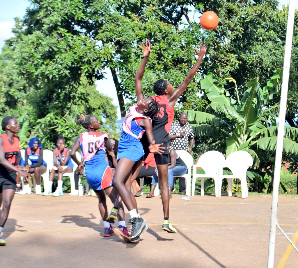 NetballUpdates1's tweet photo. #MatchDay #WednesdayAction
#GameThree
HT'
UCU Angels vs UPDF NC
Q1: 11-09
Q2: 21-19
A close Contest, deserved to be the closing game of the day!
#UNSL | #Shecranes256 | #UNF256
@kayiirajackson @shecranes256 @JusticeCrew @VBugerere @ucu_sports https://t.co/BAk2BJSGHH