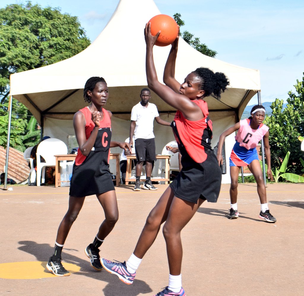 NetballUpdates1's tweet photo. #MatchDay #WednesdayAction
#GameThree
HT'
UCU Angels vs UPDF NC
Q1: 11-09
Q2: 21-19
A close Contest, deserved to be the closing game of the day!
#UNSL | #Shecranes256 | #UNF256
@kayiirajackson @shecranes256 @JusticeCrew @VBugerere @ucu_sports https://t.co/BAk2BJSGHH
